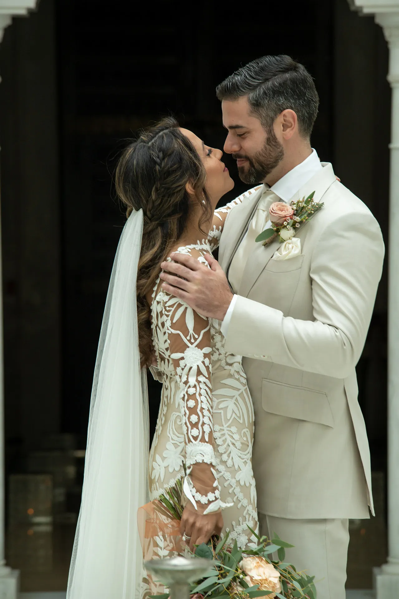 Échange des alliances pendant une cérémonie de mariage en plein air