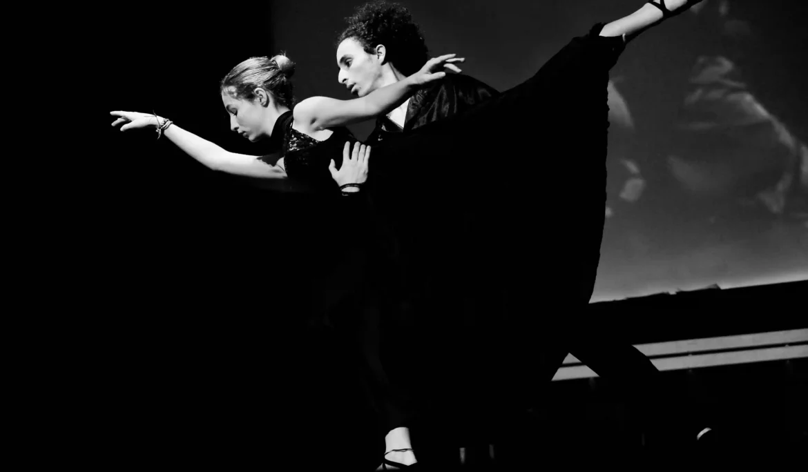 Danse contemporaine en noir et blanc avec deux danseurs exécutant une performance passionnée."